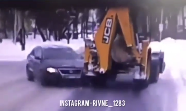 Відео зіткнення трактора і легковика у Рівному опублікували в мережі