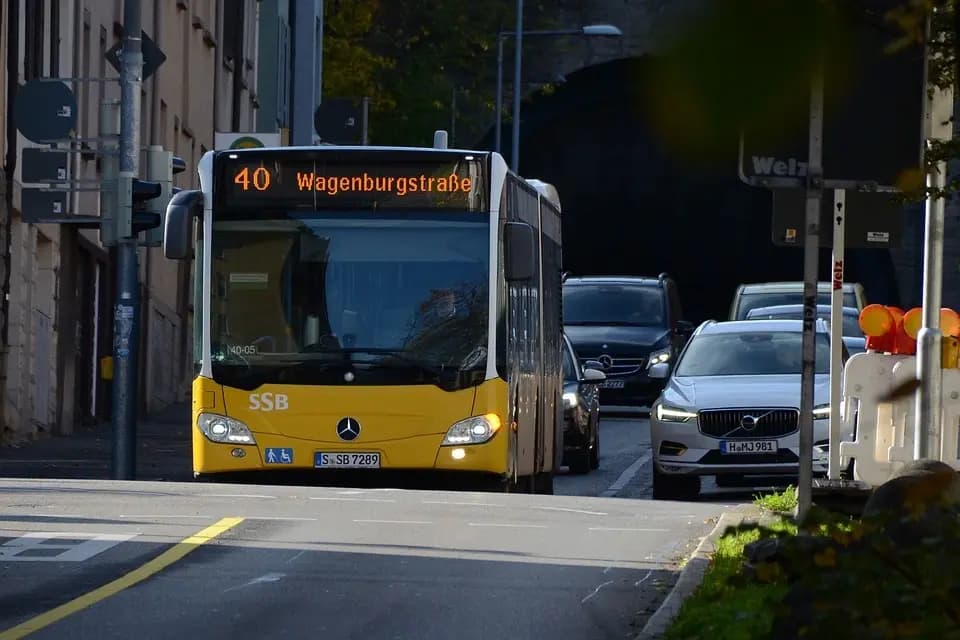 Автобус Mercedes Benz під номером 40